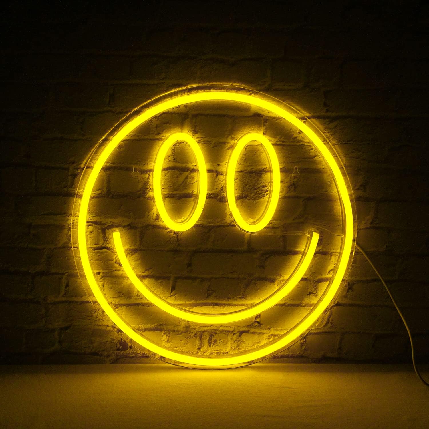 Smiley LED-valokuva seinällä