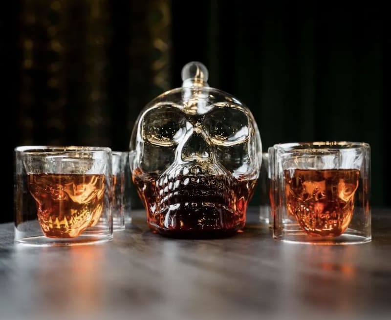 Skull Whisky -kahvi, jossa on kallon muotoiset 3D-lasit